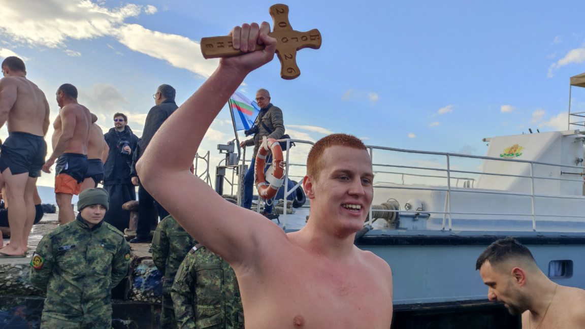 17-годишен ученик извади богоявленския кръст във Варна