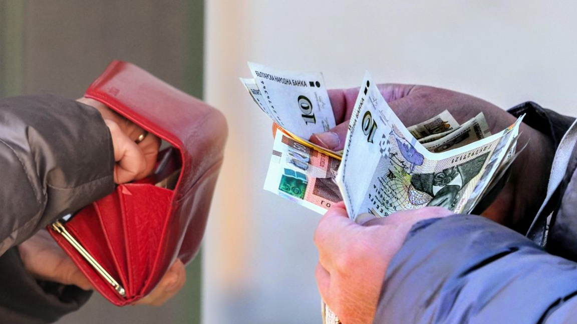 Bulgarians now pay only in euros – what did we spend our last levs on?