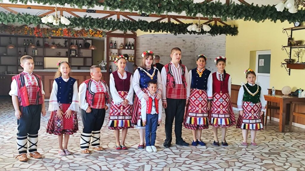 Turistas de EE.UU., Canadá y Australia exploran la magia de la tradición búlgara