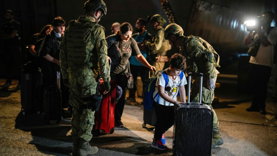 Спасителни екипи търсят изчезнали хора под развалините на разрушена сграда след израелски въздушни удари по жилищен район в квартал Баста, в центъра на Бейрут, Ливан,  23 ноември 2024 г.