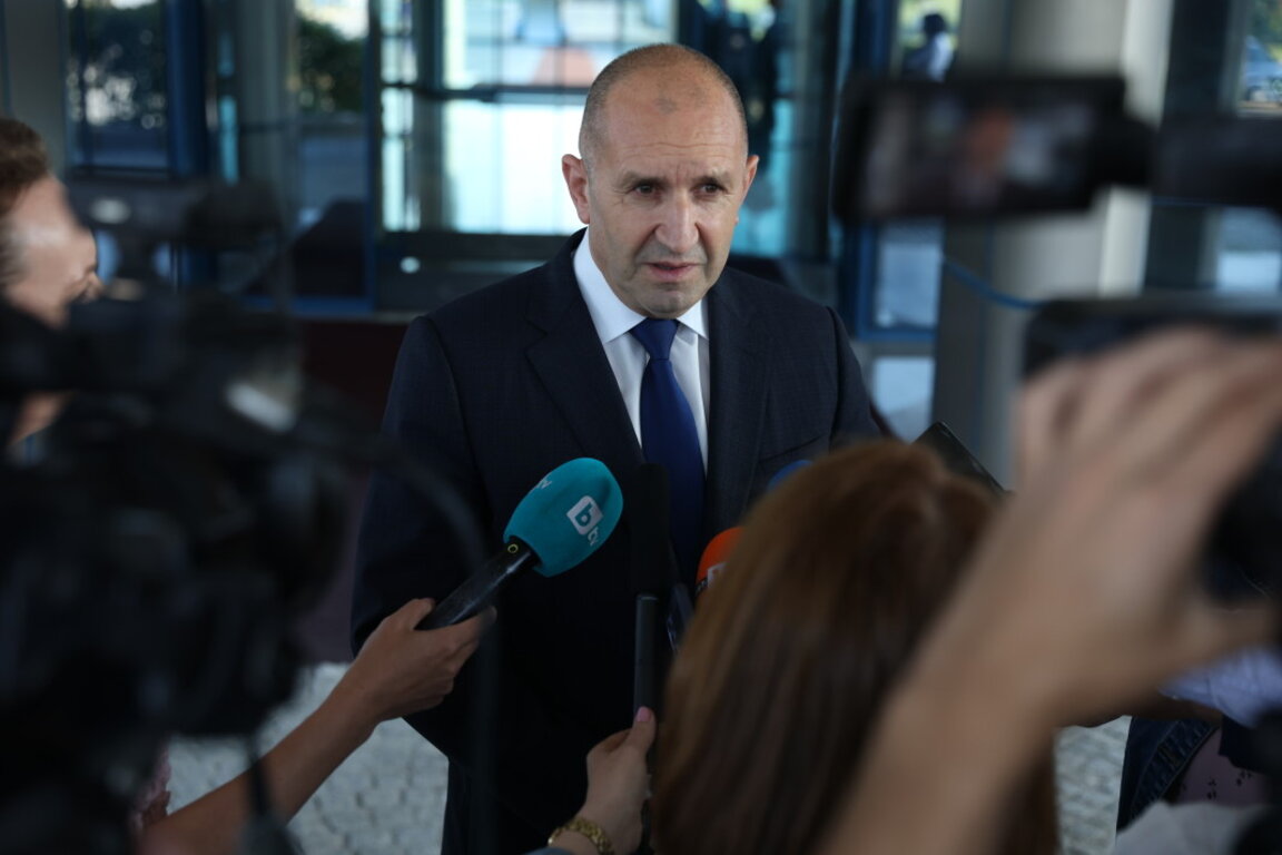 Президентът Румен Радев дава брифинг за медиите на Правителствения терминал на Летище „Васил Левски“ преди отпътуването си на официална визита в Казахстан и Узбекистан.