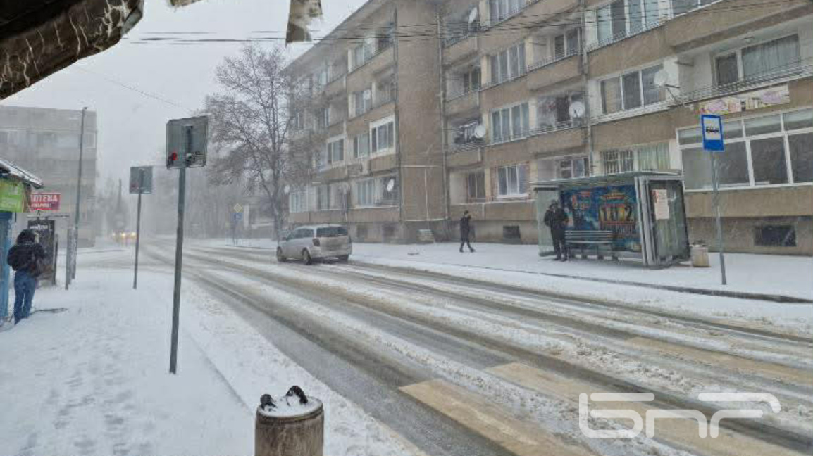 Силна снежна виелица остави села в Айтос без ток и ограничи транспорта