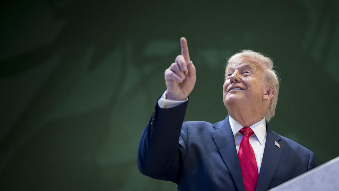 Доналд Тръмп жестикулира след специалното си обръщение в Давос, 21 януари 2026 г.