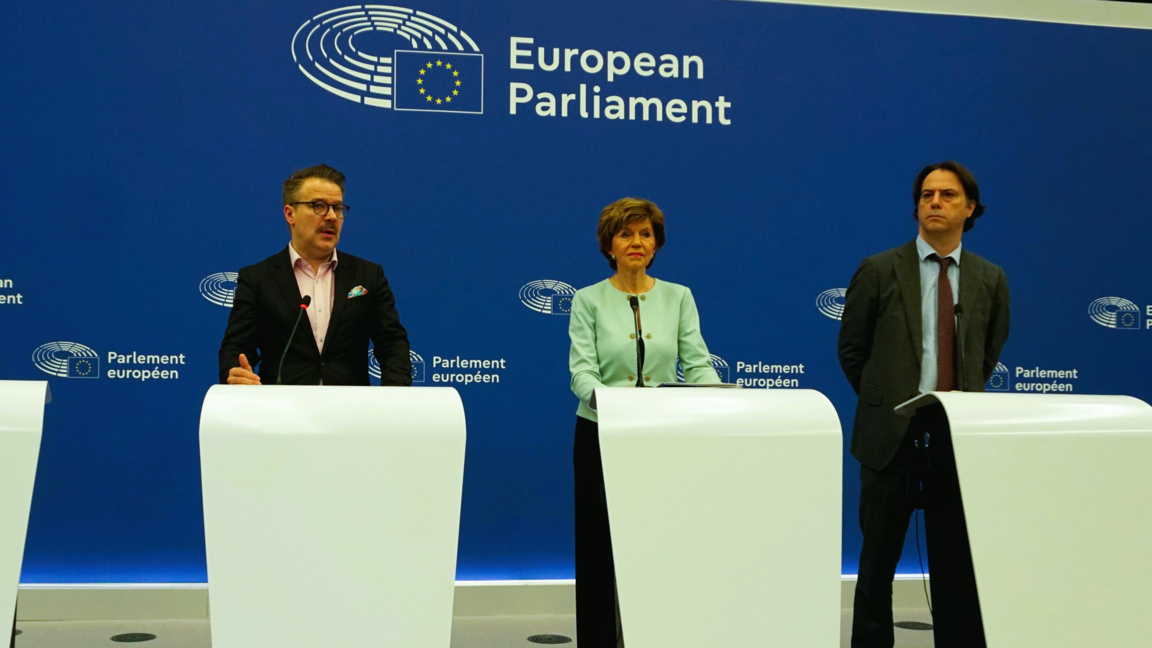 Виле Ниенистьо (вляво) и Инесе Вайдере (в средата)