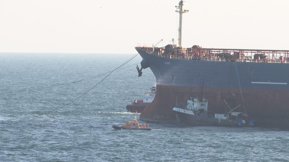 Изтеглянето на танкера "Кайрос" към Бургас протича безпроблемно