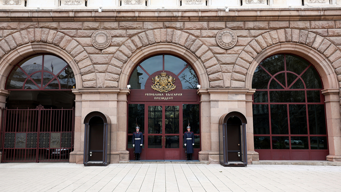 Президентът връчва третия мандат за форм...